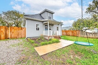 Building Photo - 983 N Main St