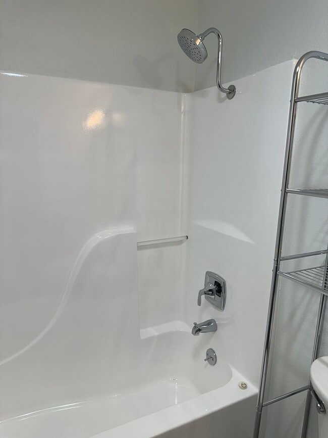 Building Photo - Beautifully updated 3 bedroom, 1 bath house in Eugene!