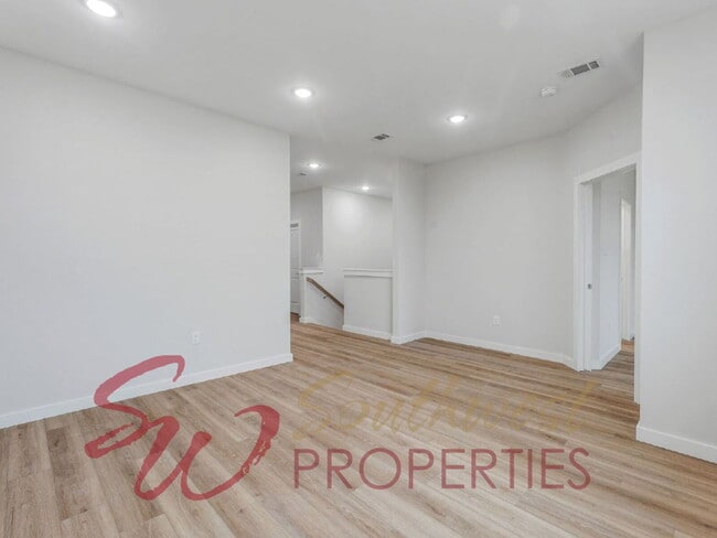 Building Photo - Gorgeous 3 bedroom townhome with a quick, easy walk to TSU campus!