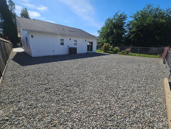 Building Photo - 3 Bedroom 2 Bathroom Duplex for Rent in Corning!