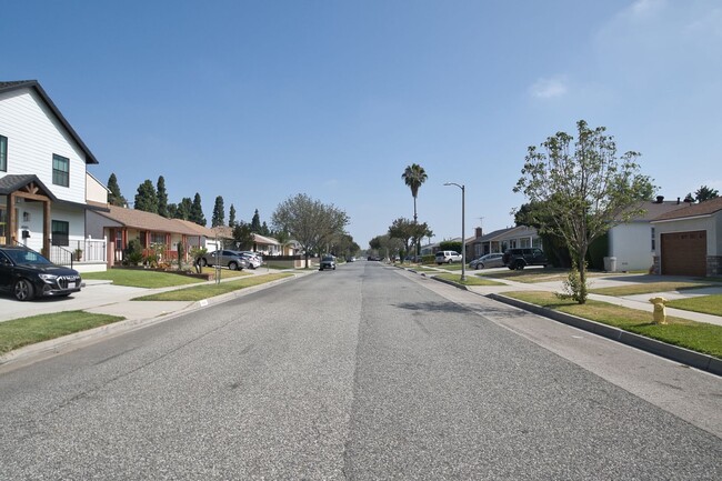 Building Photo - Spacious 4 Bedroom Home with A/C