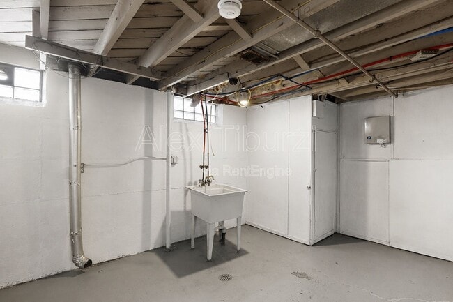 Building Photo - 6301 Lodewyck St