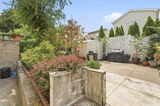 Building Photo - 169 Zabriskie St