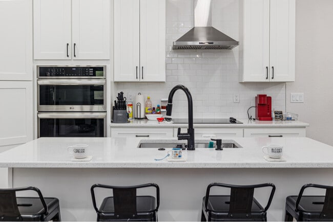 Building Photo - 550 Battle Ave