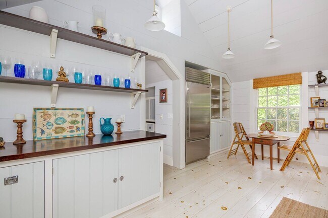 Building Photo - 156 Georgica Rd