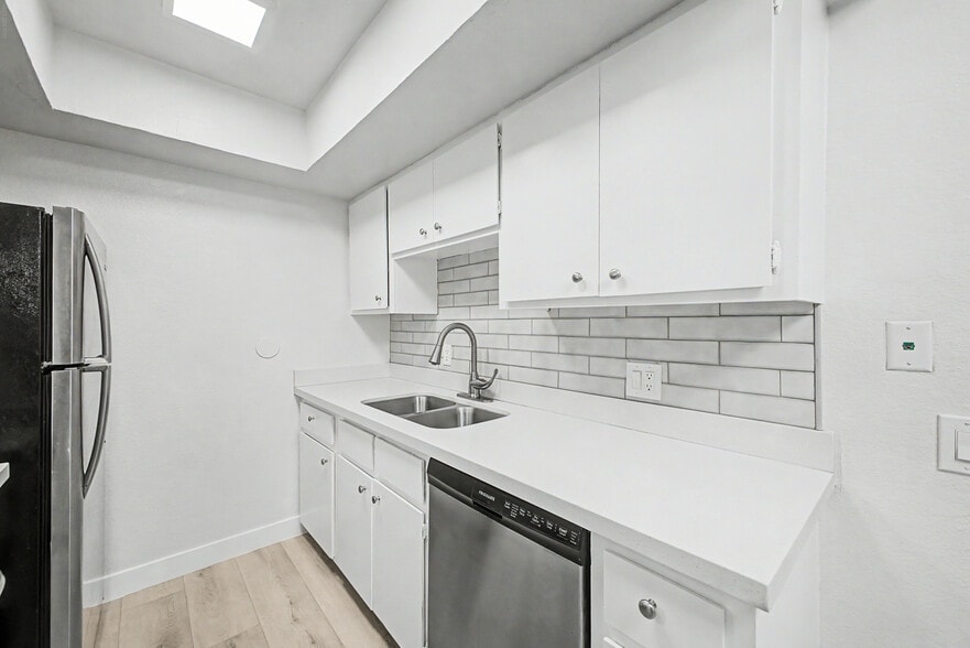 Building Photo - 2937 E Beck Ln