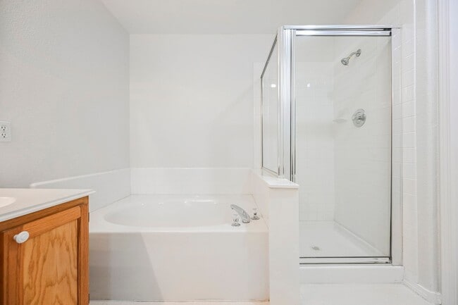 Building Photo - Gated Community townhome, with private garage