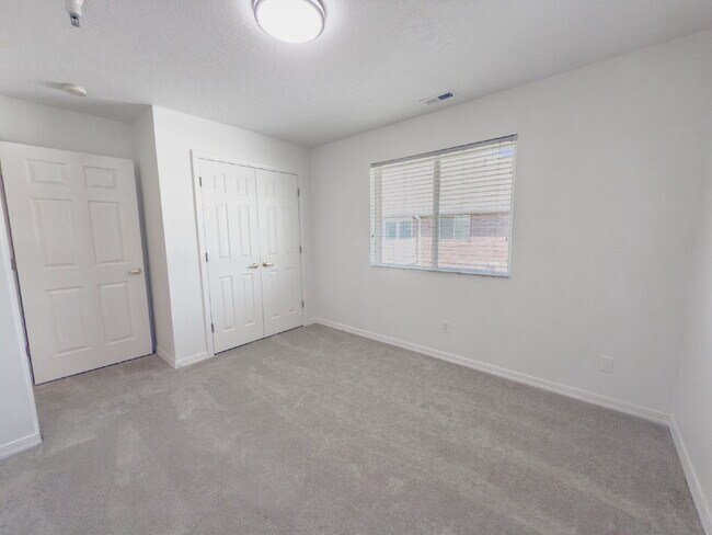 Building Photo - Spacious, NEWLY RENOVATED 3-Bedroom, 2-Bathroom Condo in Bountiful!
