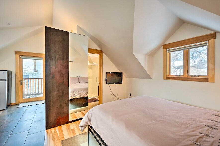 Building Photo - 2329 Pine St