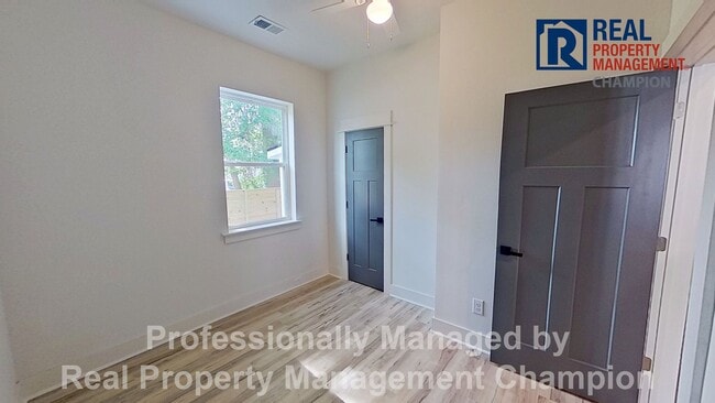 Building Photo - Freshly Renovated Minutes to downtown Wilmington dining, with off-street parking