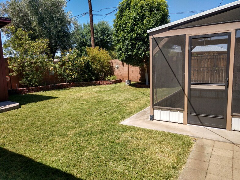 Gazebo & Garden - 1806 S Roberts Rd