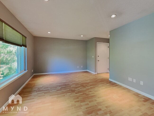 Building Photo - 200 SW Florence Ave