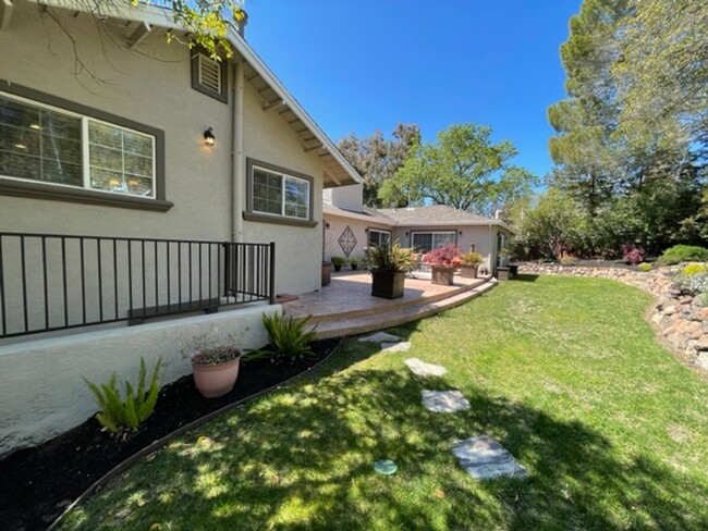 Building Photo - Gorgeous updated single level home in S.Wa...