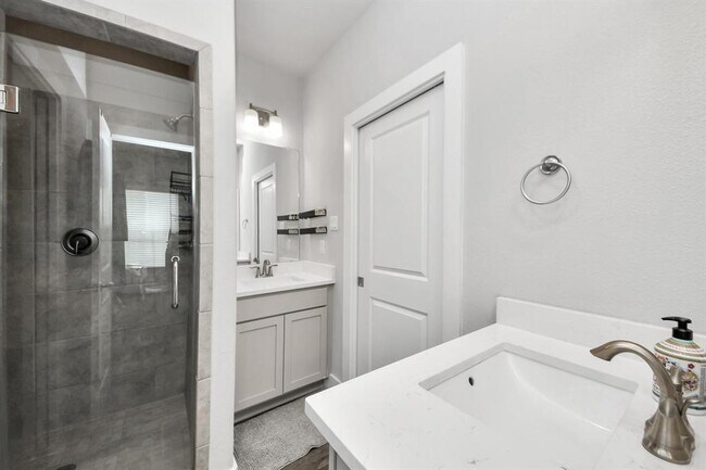 Building Photo - 1743 Cove Cres Ct