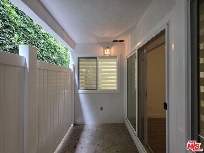 Building Photo - 827 9th St