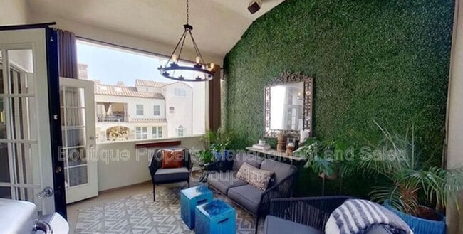 Building Photo - 445 1/2 Begonia Avenue