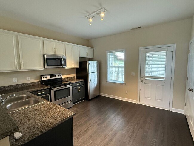Building Photo - Nice 2 bedroom, 2.5 bath Townhouse