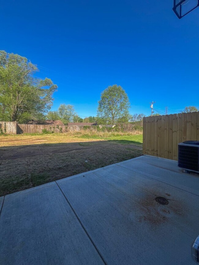 Building Photo - 1130 Pembroke Oak Grove Rd