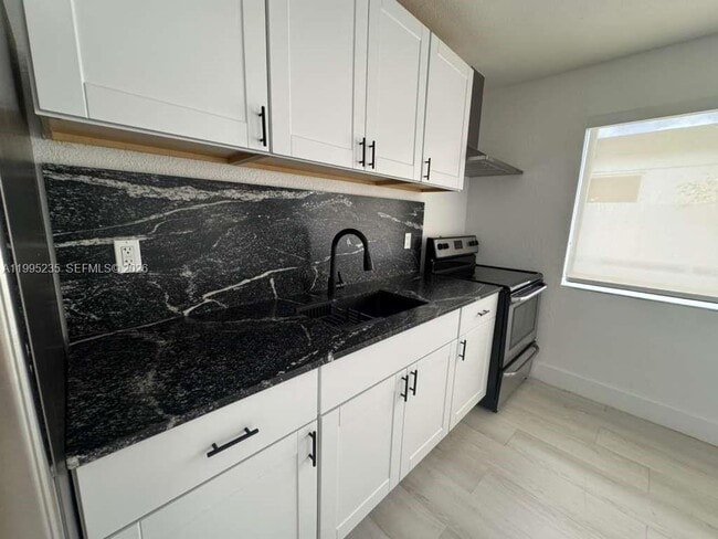 Building Photo - 230 E 56th St