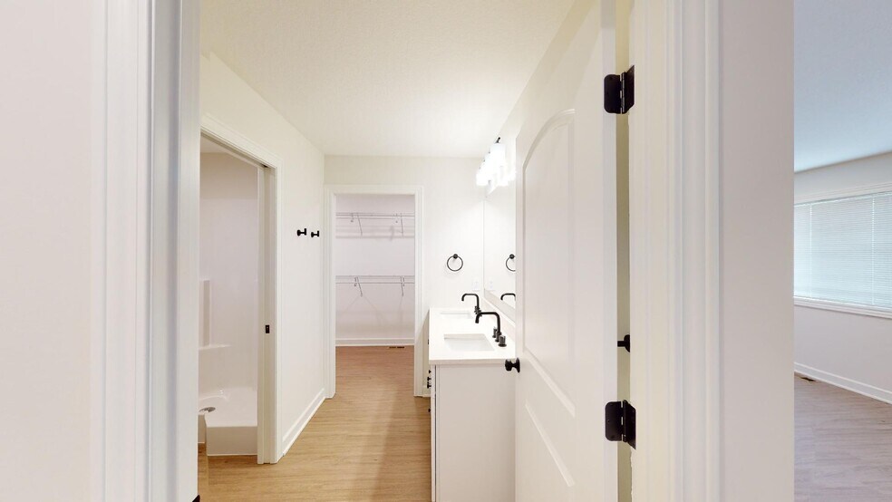 Building Photo - 908 Willow Pl