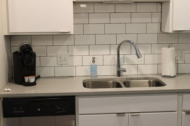 Building Photo - 4415 Lincoln Way