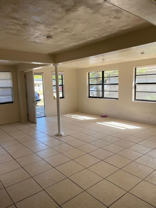 Building Photo - 226 6th Jpv St