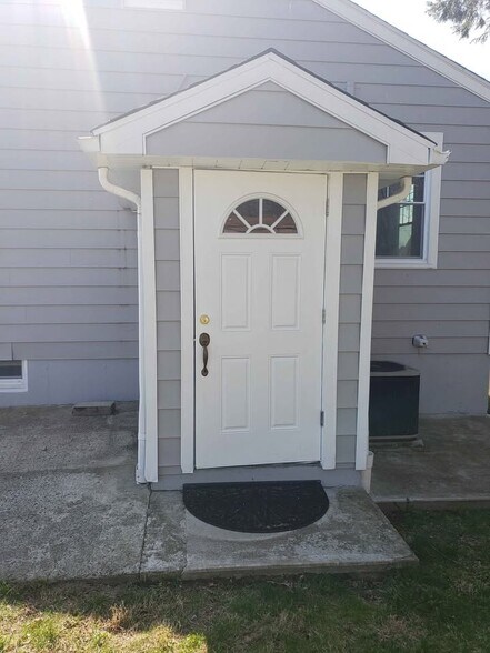 Primary Photo - 274 Robin St