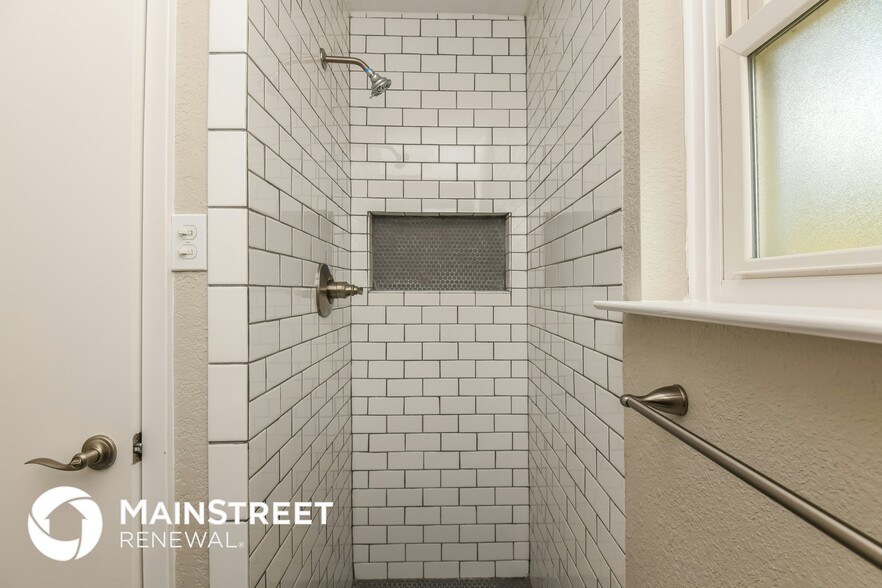 Building Photo - 812 Lake Pl