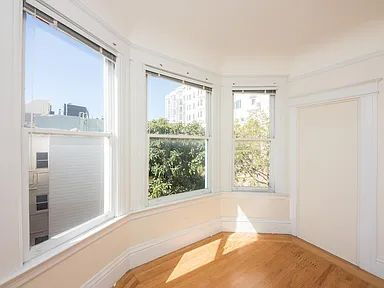 Building Photo - "Experience Vibrant San Francisco Living in This Spacious 4-Bedroom, 2-Bath Gem on Jones Street!"