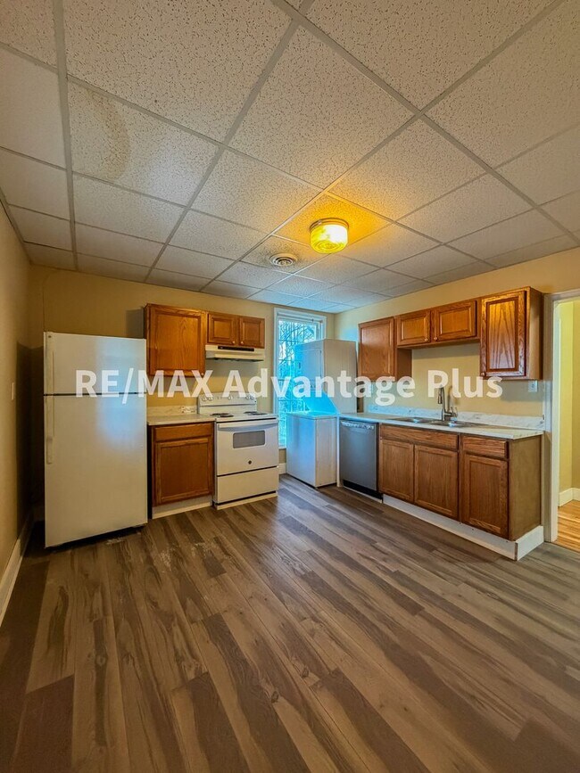 Building Photo - 400 S Main St