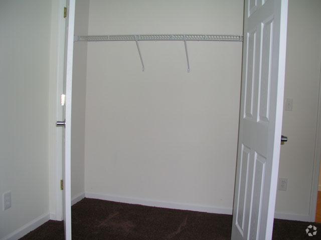 Closet - Kent Avenue Senior Living