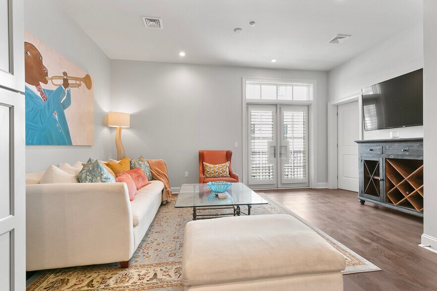 Building Photo - 731 Saint Charles Ave