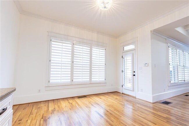 Building Photo - 2288 Oakview Rd NE