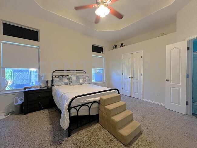 Building Photo - Inviting 3/2/2 on Corner Lot in Fort Worth...
