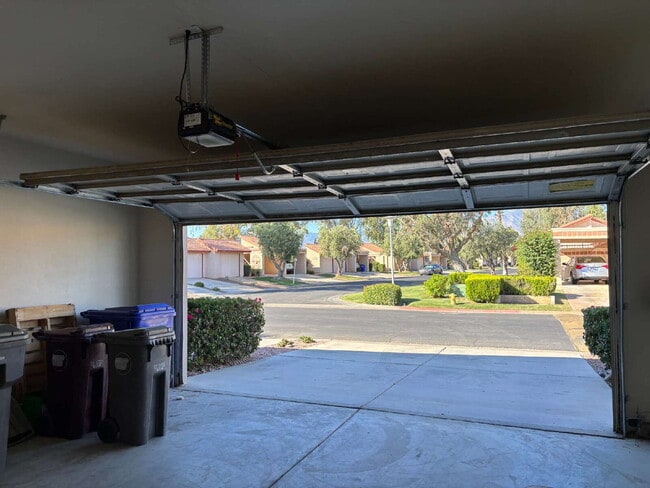 Building Photo - 2 Bedrooms / 2 Bathrooms Condo for Ren,  F...