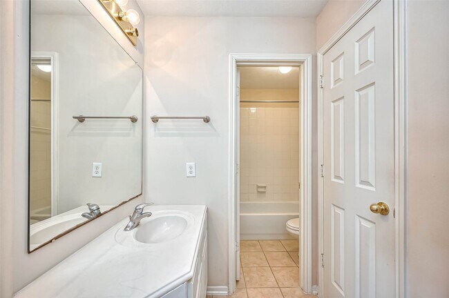 Building Photo - 1007 Riverchase Dr