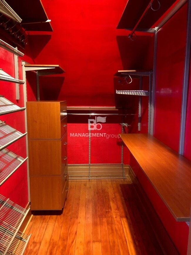 Building Photo - Close-In NE Portland Victorian Offers  Perfect Blend of  Old Charm with Newer Amenities. Lush Pri...