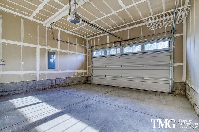 Building Photo - Contemporary 3 Bed 2.5 Bath Style Home in ...