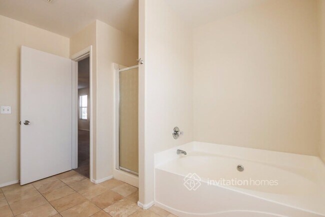 Building Photo - 2322 E Spruce Dr