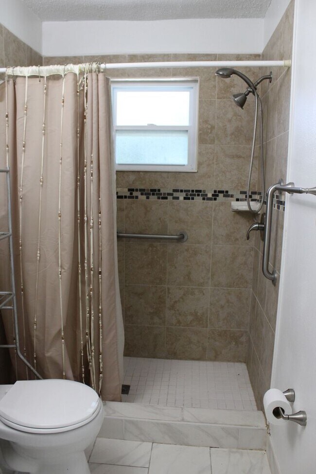 Building Photo - 3 Bedroom/2 Bath Home