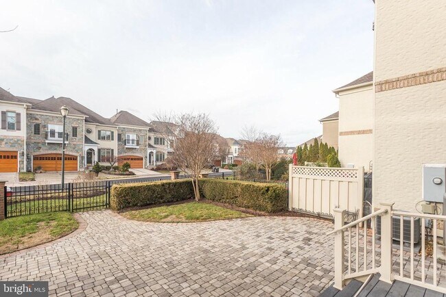 Building Photo - 18353 Fairway Oaks Square