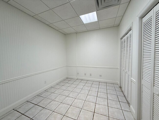 Building Photo - This beautiful brick home is located in Vi...