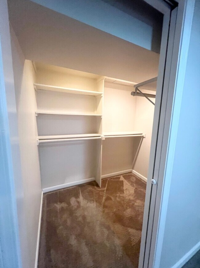 Building Photo - Suncrest Rental!