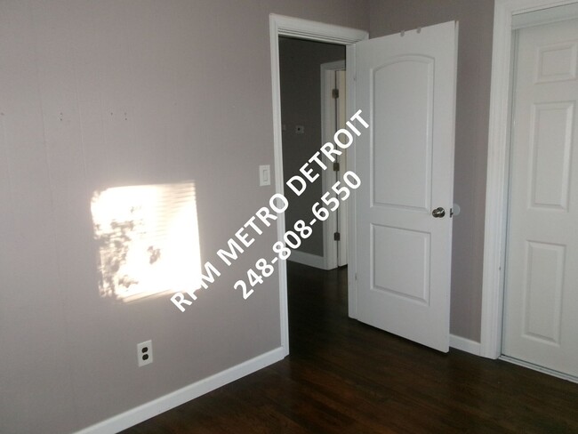 Building Photo - Two Bedroom Home in Royal Oak