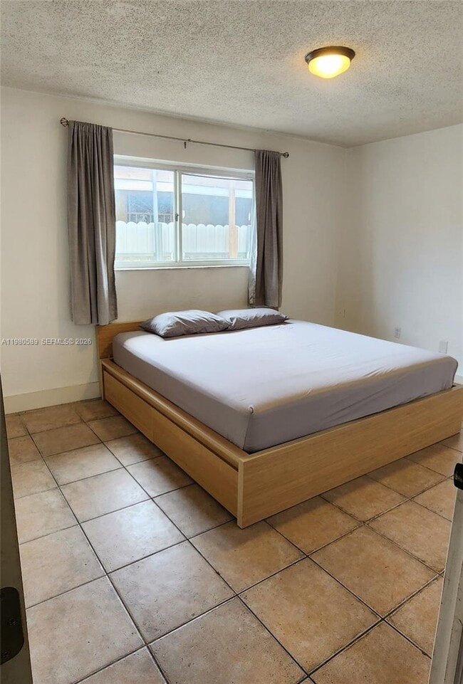 Building Photo - 880 E 26th St