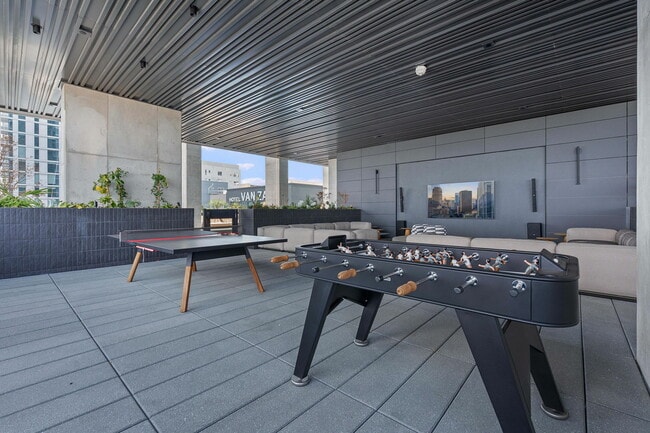 Building Photo - 610 Davis St