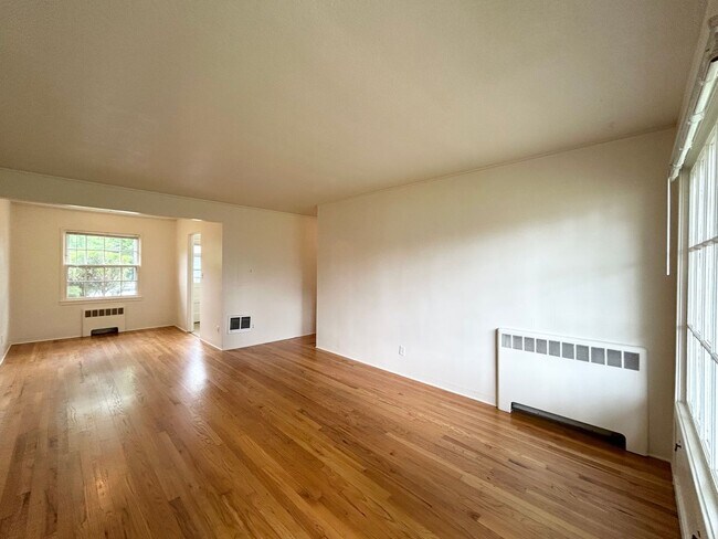 Building Photo - One Bed, One Bath, Vintage Charmer!