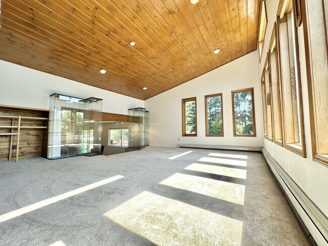 Building Photo - Newly Updated 4 Bedroom UMED Home!