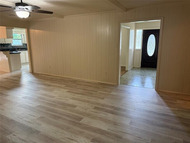 Building Photo - 3232 Parkwood Dr