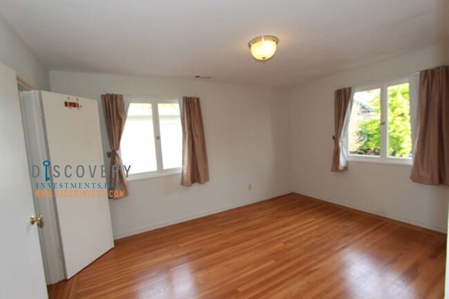 Building Photo - Desirable Elmwood Split Level Townhouse